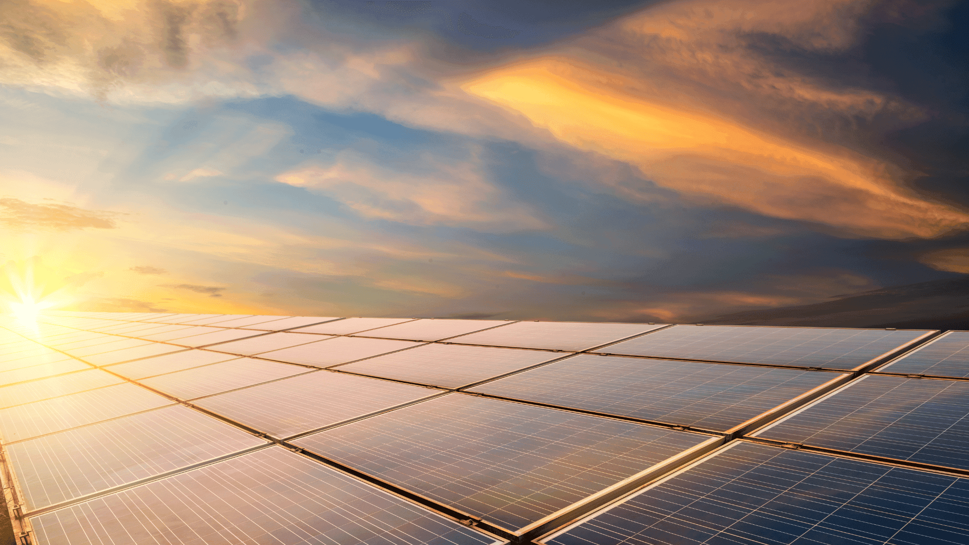 Painéis solares e o céu com nuvens